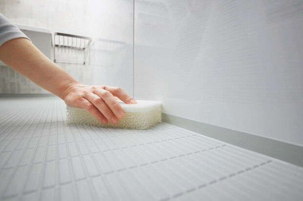 【【スミピカフロア】】スポンジを滑らせやすい同一方向のグリッドパターン。水がたまりにくく、ふきとりやすくなっています。床表面の微細な凹凸で乾きやすく滑りにくい床です。