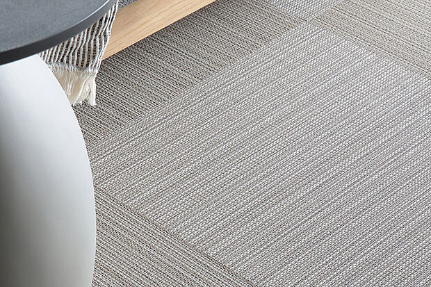 【【テキスタイルフロア】】小さな子どもにもやさしい適度なクッション性のあるタイルカーペット。子どもの遊び場やお昼寝、大人の読書やヨガなどにも適しています。