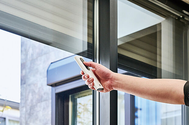 【【電動シャッター】】窓を開けずにシャッターを開閉できる防犯性に優れたアイテムです。寒い時期には結露防止や暖房効率の向上も期待できます。