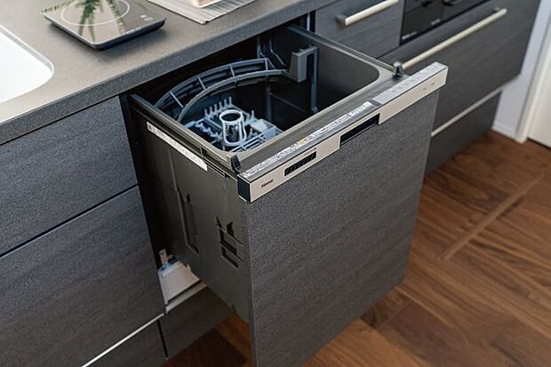 【【食器洗い乾燥機】】水圧で伸びる2段式ノズルで、上部からもシャワーを拡散。庫内の食器すみずみまでしっかり洗い落とします。