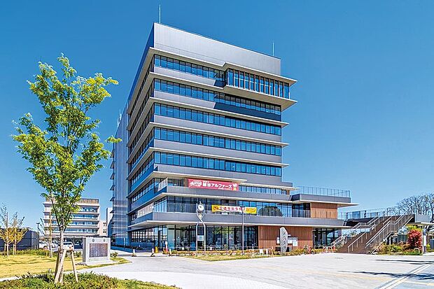 越谷市役所（現地より徒歩14分）