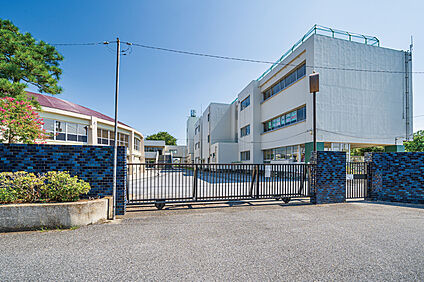 春日部市立幸松小学校（現地より徒歩5分） 約360m