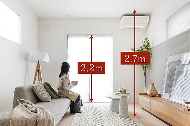 【【ハイシーリング・ハイサッシ】】リビングの天井高は一般的な住宅に比べて高い、ゆとりの2.7m。明るい光を取り込む開放的なハイサッシの高さは2.2mに設定。家族が集う空間にやさしい陽光が注ぎ、開放感のある住まいを演出します。