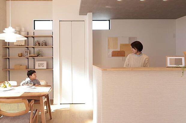 【【対面キッチン】】家事をしながら家族の顔が見えるハイオープンの対面キッチン。リビングにいる家族とコミュニケーションがしっかり取れます。