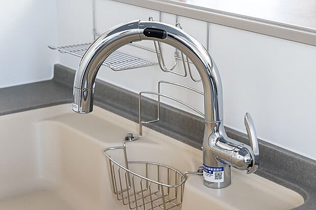 【【タッチレス蛇口一体型浄水器】】レバーに手を触れなくても吐水・止水ができる、キッチン用タッチレス水栓。手が汚れているときでも、水栓を汚さずに手や食器を洗える便利なアイテムです。
