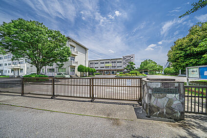 杉戸西小学校（現地より徒歩13分） 約1010m