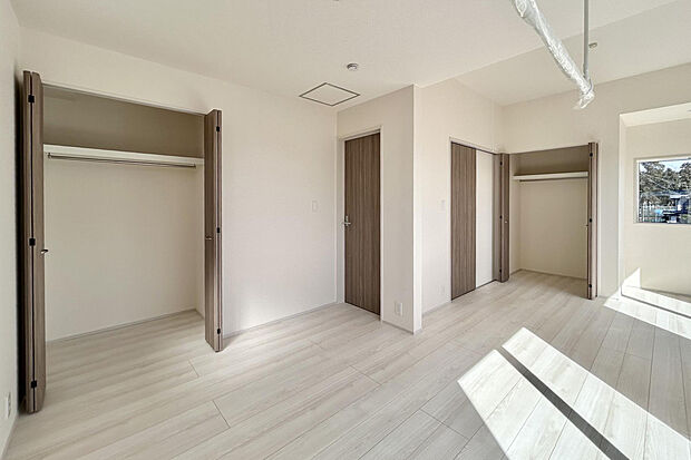 【 居室 / 10.5帖 】
ライフスタイルに合わせた間取り変更ができる2ドア仕様のフレキシブルルーム