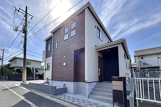 【 外観 】
トレンドを押さえた木目のアクセント生む、柔らかなモダンスタイル。