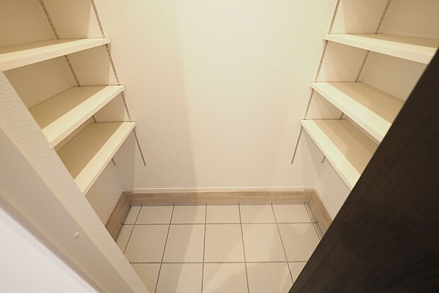 【　土間収納　】
SCL内部は、収納時に便利な棚付き仕様