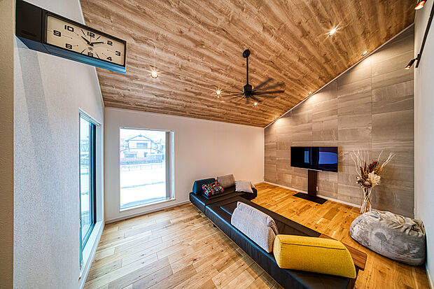 【内観 施工事例】デザイン性と実用性を兼ね備えたモダンスタイル。木目調のクロス、シーリングファン、エコカラットがハイグレードでスタイリッシュな憩いの雰囲気を演出(建物価格/2740万円 建物面積/118.41m2)