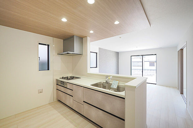 【キッチン】折下天井の遊び心がアクセントとなるキッチンスペース