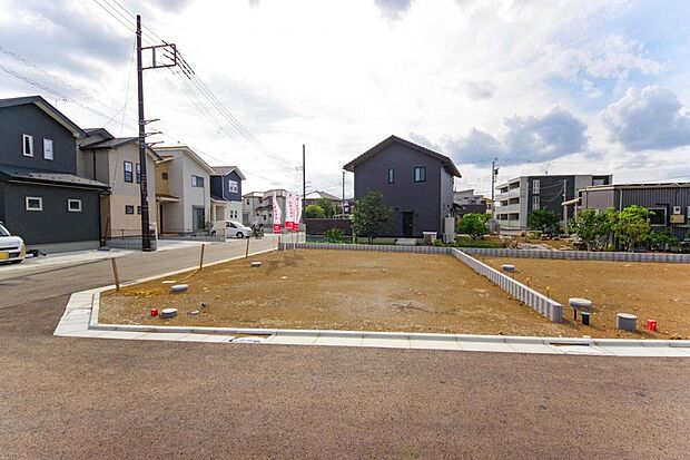 プラン広がる整形地、開放感のある角地を含む分譲地です。自由設計の注文住宅用地で理想の建物を建築しませんか？