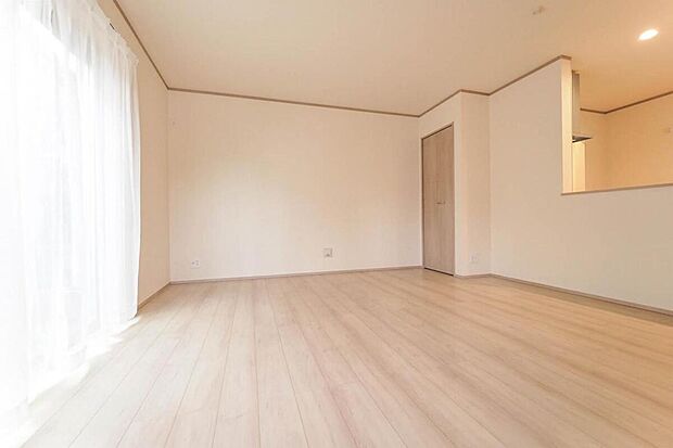 南東向き開口の明るい光差入るリビングです。