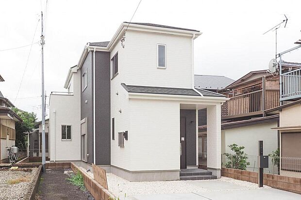 土地面積42坪超、カースペース3台駐車可能です。