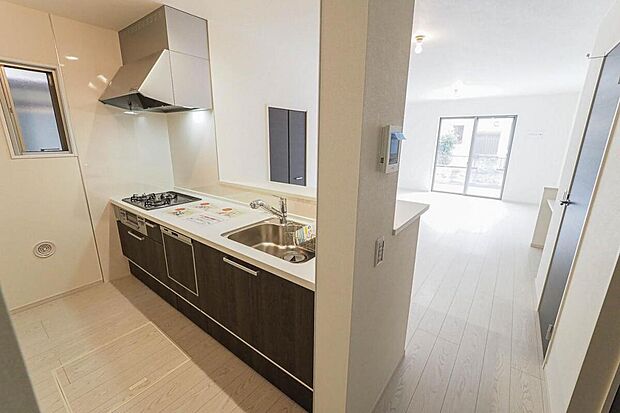 家族と会話をしながら料理が楽しめる対面キッチン