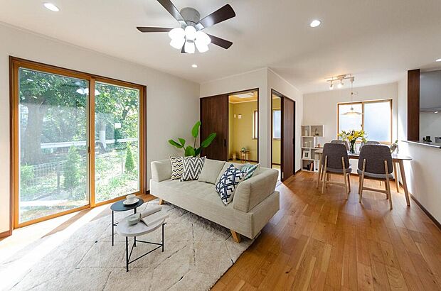 【住協建設/施工例】大きな窓から心地よい自然光が入るリビング。一角に和室を設けることで、使い勝手の良い便利な空間に。