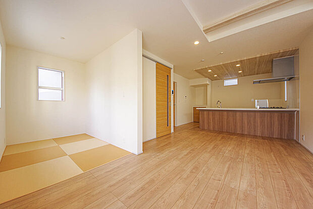 【リビングに和室が隣接したリビング(50号棟)】リビングに和室が隣接した使いやすいLDK。子どもの遊び場やお昼寝場所としても重宝されます。