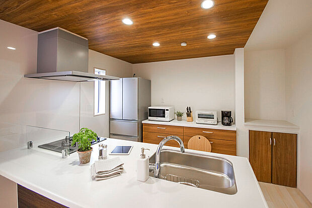 【フルオープンキッチン(1号棟)】LDK全体に一体感と開放感を演出するフルオープンキッチン仕様。(家具や小物はCGによるイメージです)