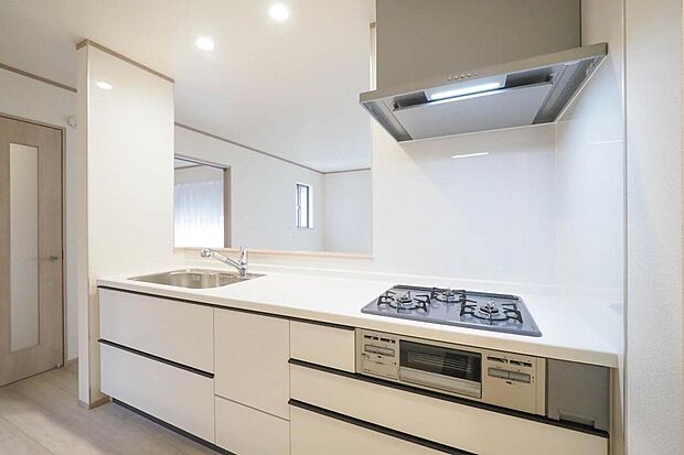 【システムキッチン】料理の幅が広がるグリル付3口コンロのシステムキッチンです。