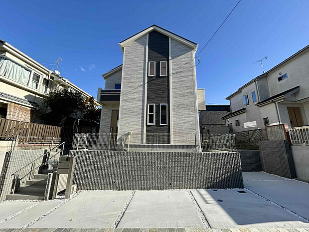 外観全居室南向き物件です♪前面道路も5mあるので駐車が苦手な方でも安心です！　