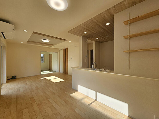 LDK（17.0帖）家族が集うリビングは南向きで明るく、スタイリッシュな折上天井で開放的な空間になっています。　