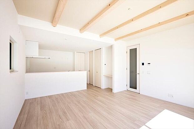 約2.7mの天井高はLDをさらに広く演出し、遊びに来たお友達も注文住宅かと驚く素敵な空間となっております。