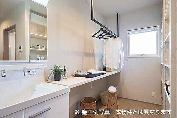 【ランドリールームイメージ】
アイロンがけや衣類を畳む作業まで対応可能。忙しい家事をサポートしてくれる嬉しい空間です。