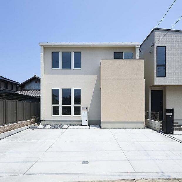 外壁の一部を塗り壁で施工。職人の手でひとつひとつ造られている唯一無二の外壁は見る人が羨む存在感です。
室内(2026年7月)撮影