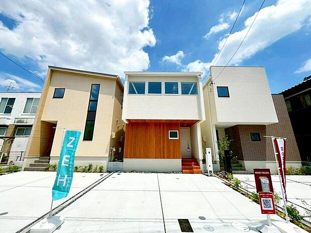 外壁には天然木・タイル・塗り壁などの本物素材を使用。街並みの統一感と、各棟の個性を演出しています。