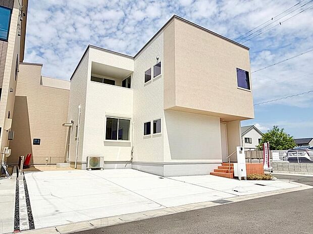 【C棟】外観には質感の良い「ジョリパット」塗装の外壁。経年で自然な風合いも出てくるため、塗り壁らしい素朴な風合いを愉しむことができます。※現地写真：202