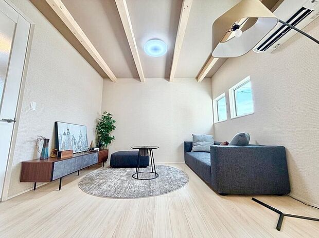 約2.7ｍの天井高はＬＤをさらに広く演出し、遊びに来たお友達も注文住宅かと驚く素敵な空間となっております。現地（2026年6）撮影
