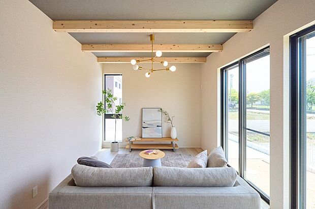 【B棟】家族みんなが心地良く過ごせる明るいリビングダイニング。家事やお子さまの宿題など、ふれあいを育みながら愉しくお過ごしいただけます。※現地写真：2026/6撮影