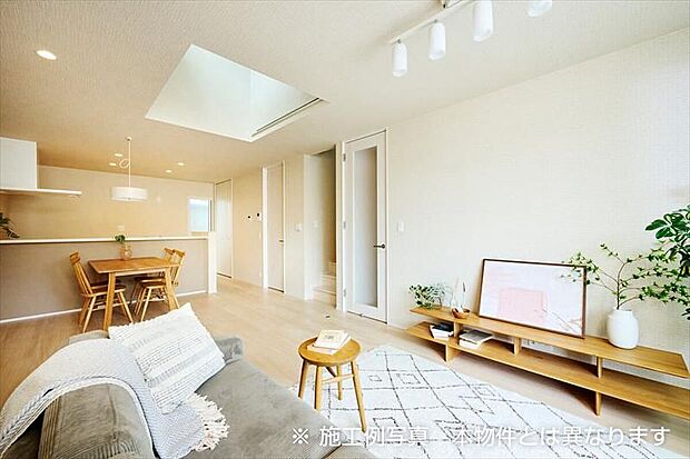 【リビングイメージ(施工例写真)】LDには床暖房を標準装備。寒い冬にしっかり足元から身体を暖めます。冷え性の方はもちろん、ご家族やペットまで嬉しい設備です。