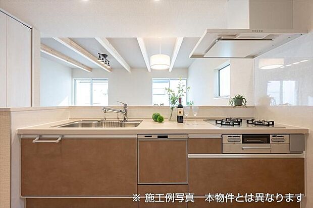 【キッチンイメージ(施工例写真)】作業スペースがしっかり確保されたキッチン。食事の配膳や食事後の片付けがしやすく家事の時間が短縮できます。