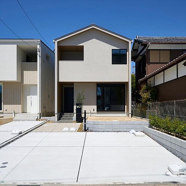 【現地外観写真】(A号棟)外観
永く暮らすことにこだわる。
大きな地震が来ても安心できる構造、
光熱費の抑えることを追求した省エネ性。
建て替えの必要のない、次世代まで暮らせる耐久性。
