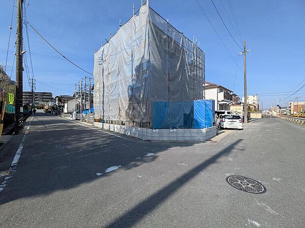 【前面道路含む現地写真】現地（2026年4月）撮影。角地ならではの開放感が魅力！2方向からたっぷりの光と風を招き入れ、一日中明るく心地よい住空間が広がります。