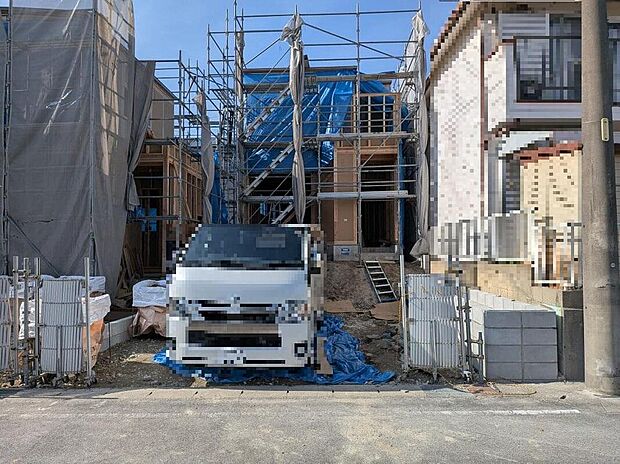 【現地外観写真】A棟現地進捗（2026年4月）撮影。静かな住宅街に佇む、落ち着きのある住まい。程よい距離感が心地よく、穏やかで安心感のある暮らしがここから始まります。