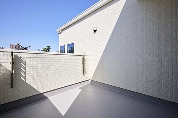 【バルコニー】周りに高い建物がないため遠くまで見えます