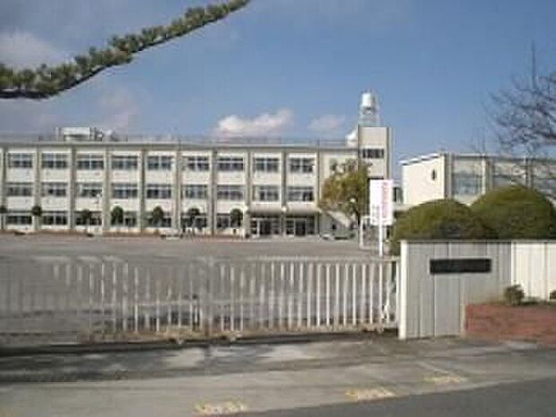 篠田小学校(約1,200m)
