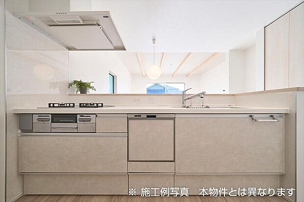 【キッチン】【B棟】使い勝手の良いシステムキッチン採用!調理スペースも広く、毎日の家事が快適に♪