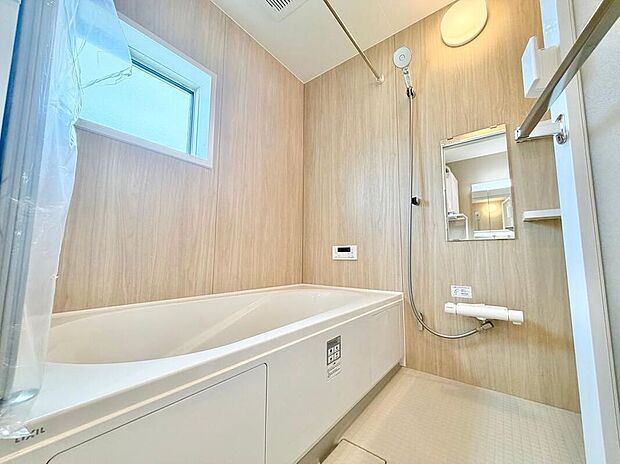 【浴室】浴室には小窓を設置。換気扇を利用しなくても空気の循環ができ浴室内を清潔に保ちます。現地（2026年6）撮影
