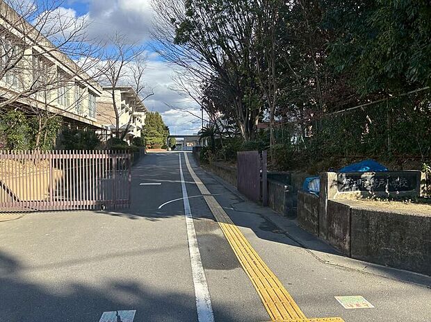 蟹江町立学戸小学校（約887m）