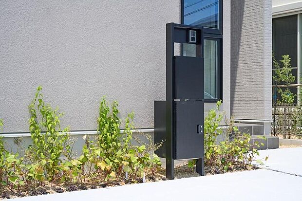 【B棟宅配ボックス】ご不在時の荷物の受け取りに便利です。