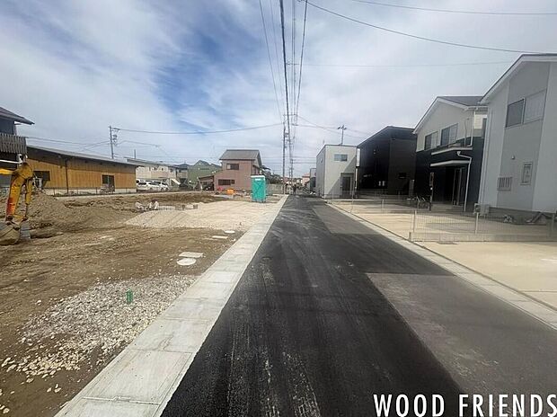 【前面道路含む現地写真】前面道路は4.9mあるので車の出し入れもスムーズに行えます。駐車スペースは棟により2～3台確保のゆとりある邸宅です。現地（2026年3月）撮影