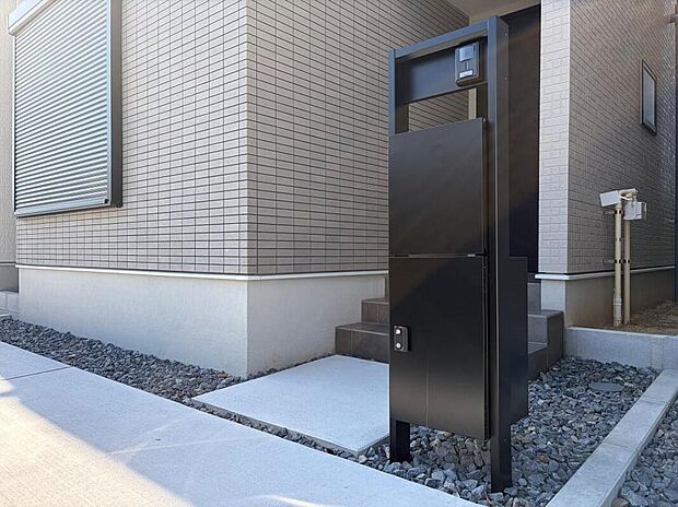 【［宅配ボックス付きインターホン］】共働きのご家族や休日のお出かけ時にもお荷物が受け取れる宅配ボックス。盗難や損傷から荷物を守ります。荷物が外部に露出することなく、安全に受け取ることができます。長期間留守にする場合でも、郵便物や小包を安全に受け取ることができます。（施工例）
