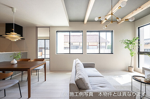 【リビングダイニング（施工例写真）】家族みんなが心地良く過ごせるリビングダイニング。家事やお子さまの宿題など、ふれあいを育みながら愉しくお過ごしいただけます。