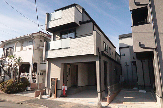 3号棟/【外観】　白を基調としたスタイリッシュな外観デザイン。直線的でスマートなフォルムが街並みに映える一邸。