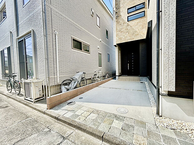 【【カースペース】】☆前面道路からスムーズに入れるカースペースを確保