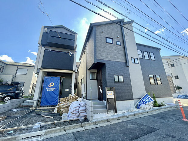 【2号棟・3号棟:「街並みに映えるデザイン住宅」】異なる外壁材を巧みに貼り分け、立体感のあるファサードに。青空に映える洗練された佇まいです♪