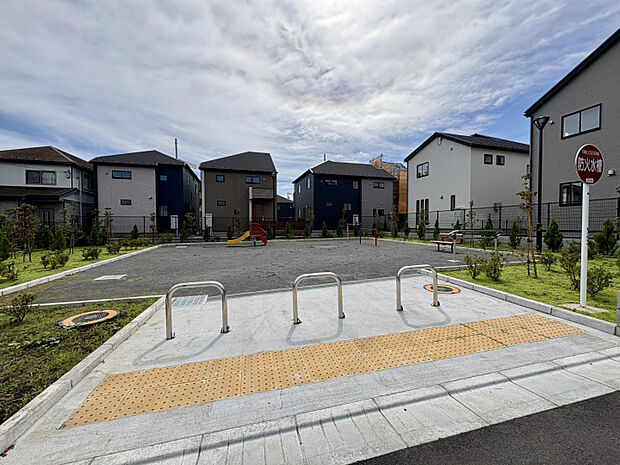 【公園写真】　分譲地内にある、遊具付きの公園です。滑り台や鉄棒、ベンチなどがあり、お子様や保護者同士のコミュニケーションの場として活用できそうです。